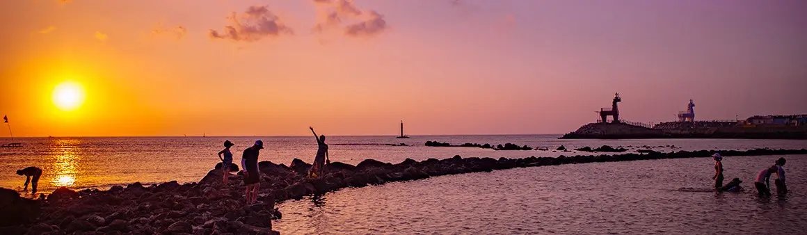 Iho Tewoo Beach with red and white horse-themed lighthouses