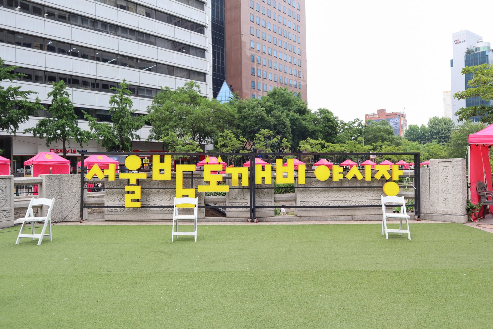 Bamdokkaebi Night Market at Banpo Hangang Park — Seoul food trucks and stalls along the river at night