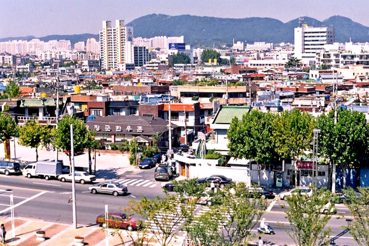 Duryu Park lake and 83 Tower in Daegu