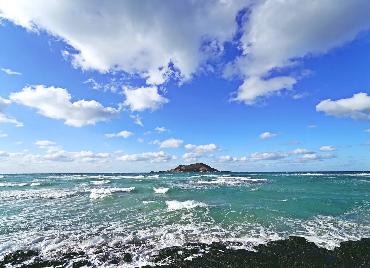 West Jeju Hyeopjae Beach with turquoise water