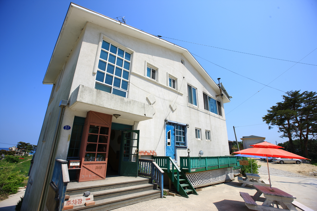 시크릿블루 베이커리 카페 Secret Blue Cafe - It's Okay to Not Be Okay K-Drama filming location, Goseong, Gangwon