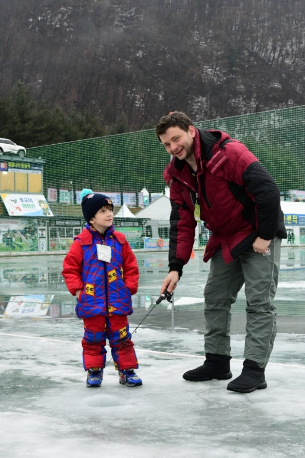 Bare-hand trout catching event at Hwacheon Sancheoneo Festival