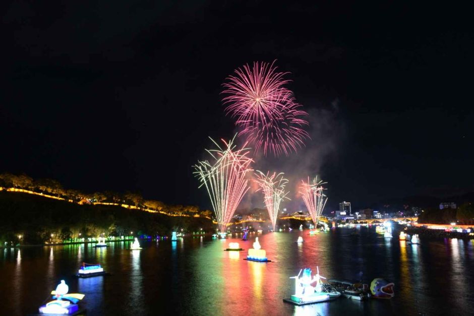 Jinju Namgang Yudeung Festival 2026: Complete Guide (Lanterns, Dates, Hotels)