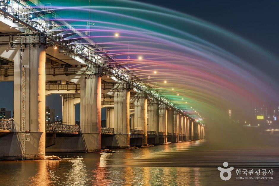 Banpo Bridge Rainbow Fountain over the Han River at night