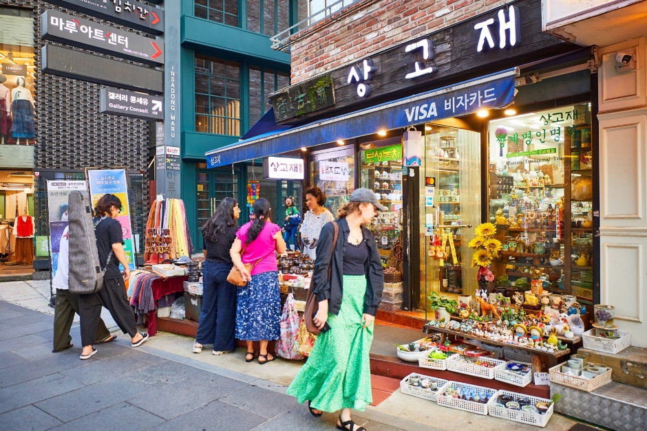 Jongno & Insadong Shopping 2026: Crafts, Art & Souvenirs
