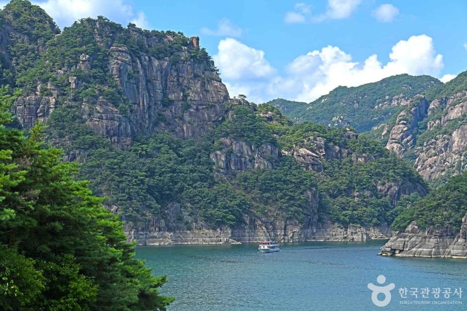 Where to Stay in Chungcheong-do — Hot Springs & Heritage (2026)
