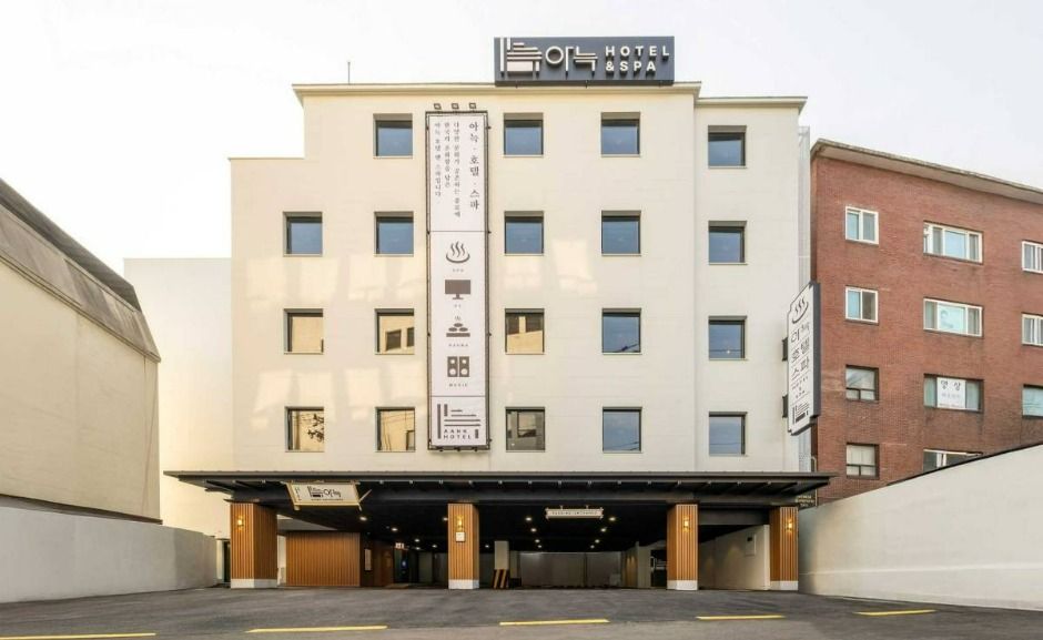 Where to Stay in Jongno — Hotels Near Palaces & Bukchon (2026)